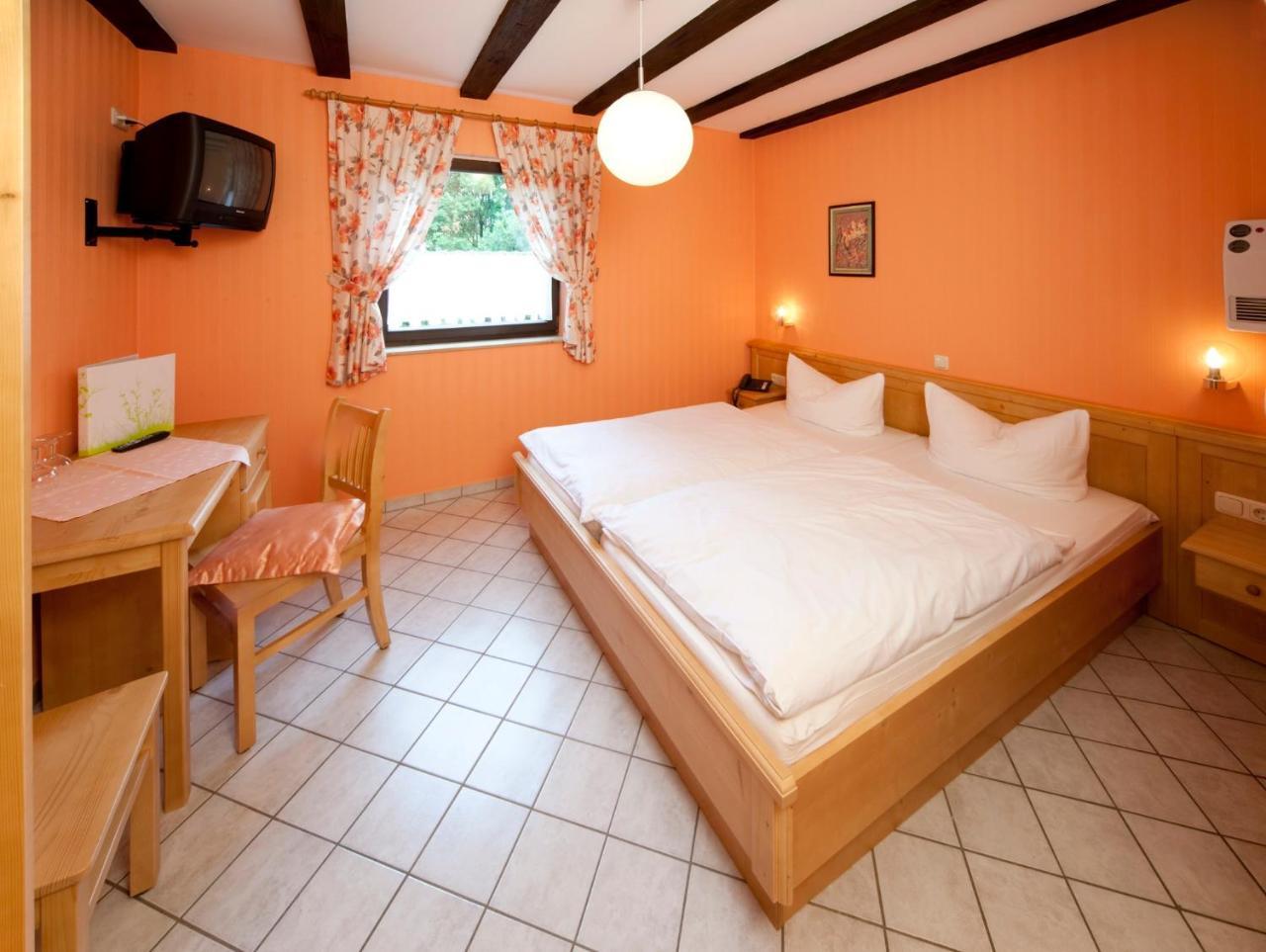 Gasthaus Zur Wolfsschlucht Hotel Sugenheim ภายนอก รูปภาพ